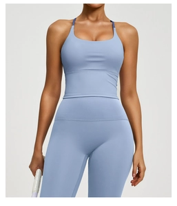 Detailansicht von hellblauem Sportoberteil und hoch taillierten Yoga-Leggings