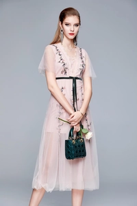 Robe midi rose en mesh avec broderie florale et col en V pour une mode d'été élégante
