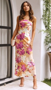 Dettaglio dell'elegante abito midi in raso senza spalline con fiori rosa e arancioni