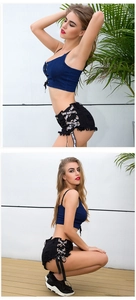 Dettaglio del top a lupetto in denim e pantaloncini neri strappati con nastro Love