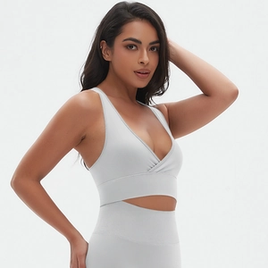Détail du soutien-gorge de sport gris clair avec col en V croisé et découpe sur le devant