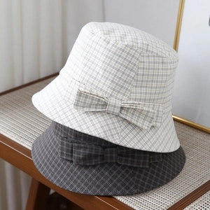 Chapeaux bob à carreaux style japonais avec nœud décoratif en coloris beige et marron