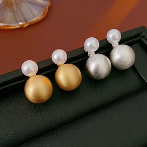 Elegant brushed metal stud earrings with white pearls in gold and silver finish