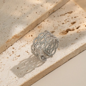 Anello aperto geometrico intrecciato argento per donna su un vassoio di pietra naturale