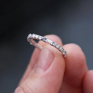 Bague éternité en argent avec zircons ronds et baguette en alternance pour femmes