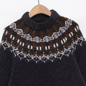 Maglione grigio scuro a maglia con motivo jacquard etnico e girocollo a coste da donna