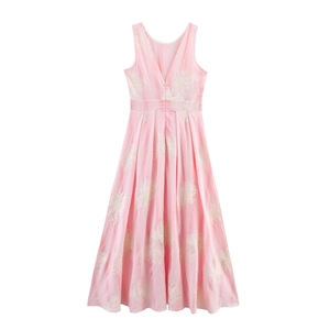 Ärmelloses rosa Maxikleid mit weißer Stickerei und offenem Rücken auf weißem Hintergrund