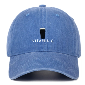 Detail der Vitamin G Stickerei auf blauer gewaschener Baumwolle Baseballkappe