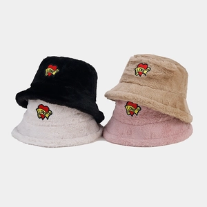 Bob en peluche pour femme avec écusson cœur Love en noir blanc kaki et rose
