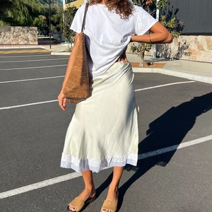 Elegante Satin Midi Rock Mit Spitzenbesatz Seitenschlitz Einfarbig Sexy Sommer Streetwear Für Frauen Polyester
