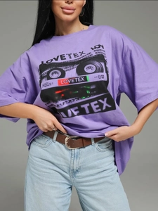 Oversized μωβ μπλουζάκι από 100% βαμβάκι με ρετρό γραφικό κασέτας και τύπωμα LOVETEX