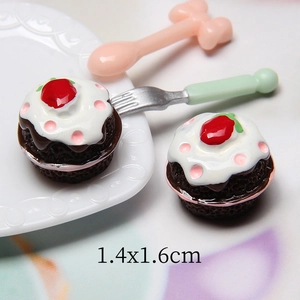 Mini cupcake alla fragola in resina per custodie cellulari e gioielli DIY 1,4x1,6cm
