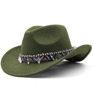 Détail du chapeau de cow-boy en laine vert forêt avec broderie ethnique et feuilles argentées