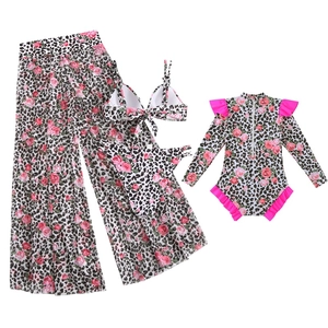 Détail d'un maillot avec imprimé léopard et rose, pantalon en tulle et bords à volants