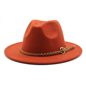 Dettaglio cappello fedora arancione con fascia intrecciata marrone e fibbia in metallo
