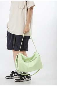 Vue portée du grand sac de sport yoga vert clair montrant sa capacité et sa forme