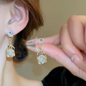 Élégantes boucles d'oreilles dorées avec pierre œil-de-chat blanche et cristal