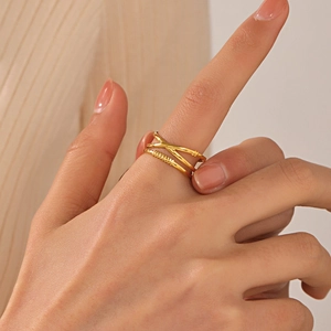 Bague multicouche croisée minimaliste pour femme en acier plaqué or 18 carats