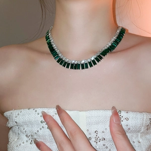 Detail of luxury emerald green fan-shaped tassel necklace with sparkling diamonds
