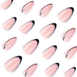 Unghie a mandorla french nere con linee glitter argento in disposizione ordinata