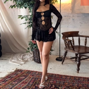 Détail d'une mini robe transparente avec découpes et manches longues au style vintage