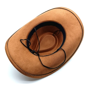 Dettaglio del cappello da cowboy marrone con cordino sottogola antivento regolabile