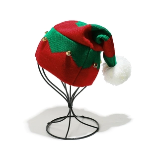 Bonnet de Noël en tricot à rayures rouges et vertes avec clochettes et pompon blanc