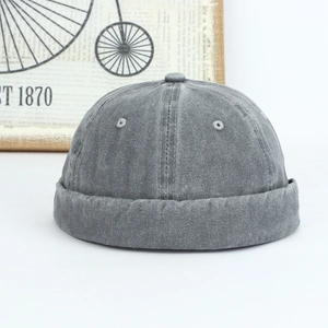 Détail du bonnet docker en denim gris délavé avec coutures à six panneaux et bord roulé