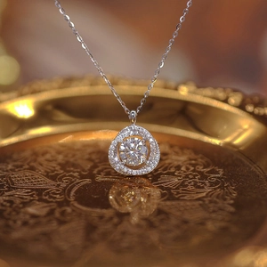 Λεπτομερής λήψη στρογγυλού μενταγιόν moissanite με λαμπερό pavé σε χρυσό φόντο