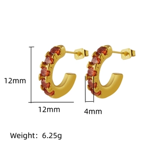 Détail des boucles d'oreilles dorées en C avec zircons rouges et mesures de dimensions