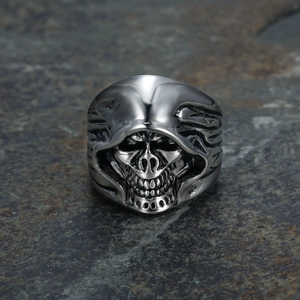 Anello punk a teschio in acciaio inossidabile con design a cappuccio su sfondo di pietra scura