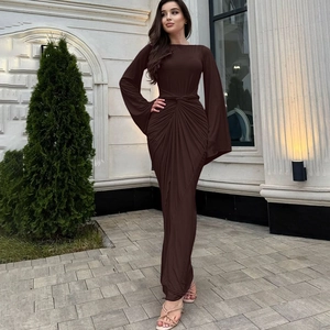 Détail de la robe mi-longue à manches longues avec manches évasées et nœud à la taille