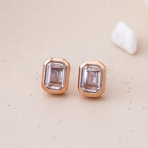 Pendientes de oro rosa con circonitas de corte esmeralda y engaste de bisel clásico
