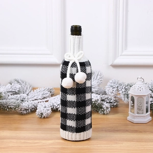 Housse de bouteille de vin tricotée avec motif à carreaux noir et blanc et pompons