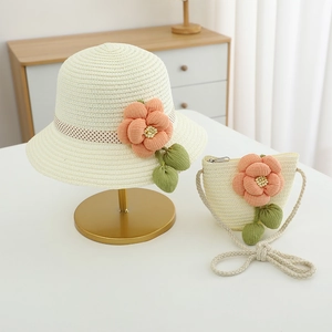 Detail der rosa Stoffblume mit Perle am Kinder-Strohsonnenhut und passender Tasche