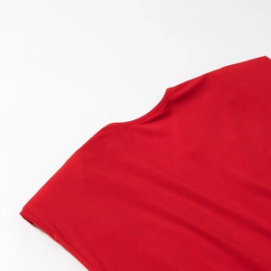 Camisole rouge plissée avec épaulettes présentant des coutures fines sur fond blanc