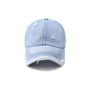 Dettaglio cappello baseball in denim azzurro slavato con tripla cucitura sulla visiera