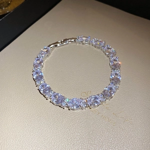 Gros plan détaillé d'un bracelet en zircon argenté sur un coffret de présentation