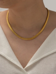Dettaglio della collana a catena intrecciata in acciaio inossidabile placcato oro 18K