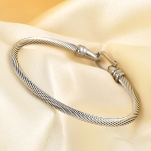 Brazalete de cable plateado con hebilla de herradura y textura de espiral