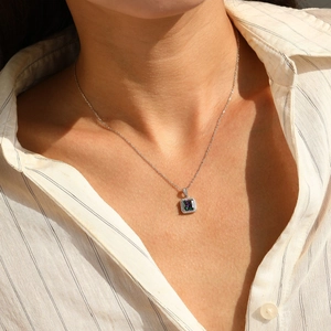 Elegante collana in argento S925 con pendente quadrato in pietra cangiante e contorno di strass