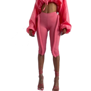 Détail d'un ensemble rose avec haut court à manches bouffantes et legging côtelé