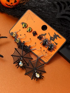 Detailed view of Halloween earring set with spider, pumpkin and BOO motifs on orange card