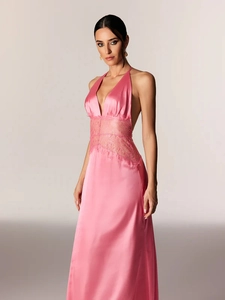 Détail de la robe en satin fuchsia avec décolleté en V licou et dentelle à la taille