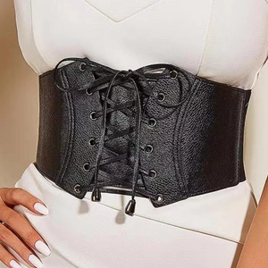 Ceinture large élastique noire pour femme avec laçage et œillets métalliques sur fond blanc