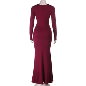 Vue arrière d'une robe sirène rouge vin montrant la coupe et la taille ajustée
