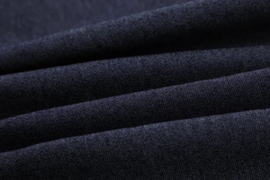 Gros plan sur un tissu denim bleu foncé de qualité avec texture tissée en sergé