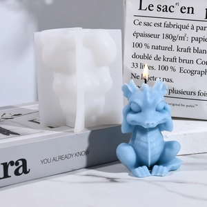 Detalle del molde de silicona de dragón con vela de cera 3D en color azul claro