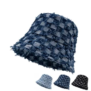 Cappello da pescatore in denim a scacchi con bordi sfrangiati in quattro colori diversi