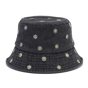 Cappello bucket in denim nero con ricamo a margherite bianche e protezione solare